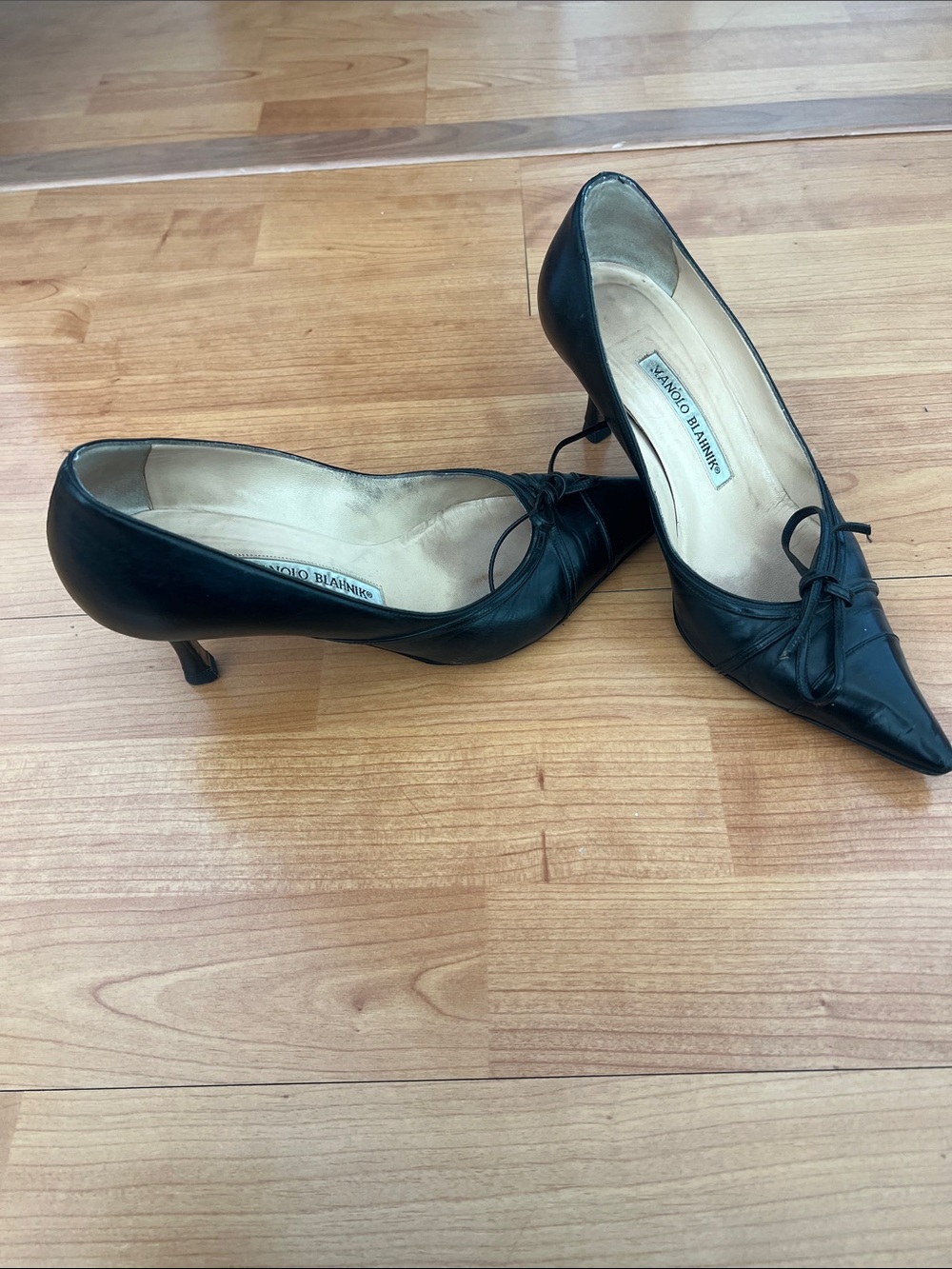Manolo Blahnik Black Leather Pointed Toe Bow Pumps